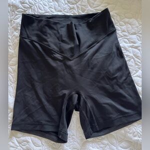 lululemon Breezethrough 6” Shorts workout no front seam 10